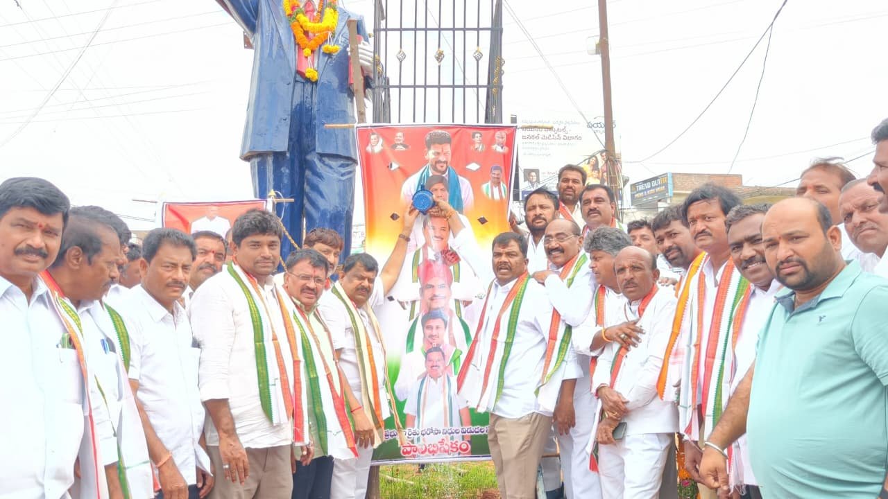 రైతు భరోసా నిధుల విడుదలపై హర్షాతిరేకాలు: కొండమల్లేపల్లిలో సీఎం రేవంత్ రెడ్డి, టీపీసీసీ అధ్యక్షులు బొమ్మ మహేష్ కుమార్ గౌడ్ చిత్రపటాలకు పాలాభిషేకం